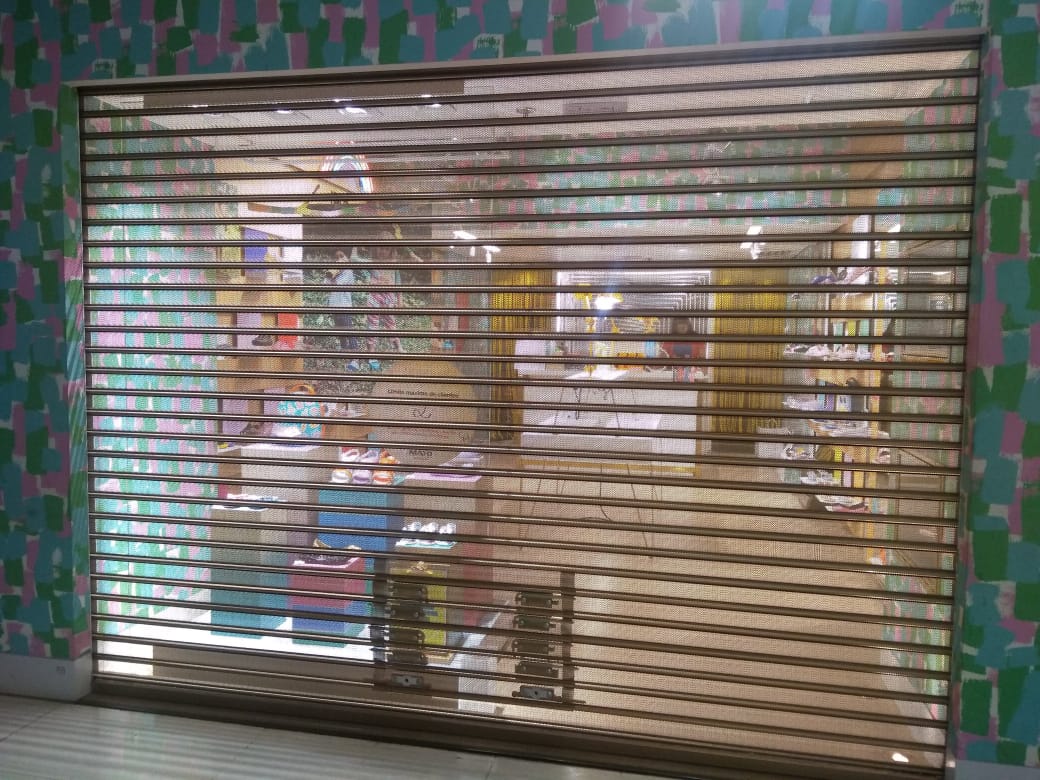 Portas de aço industriais em galpão logístico