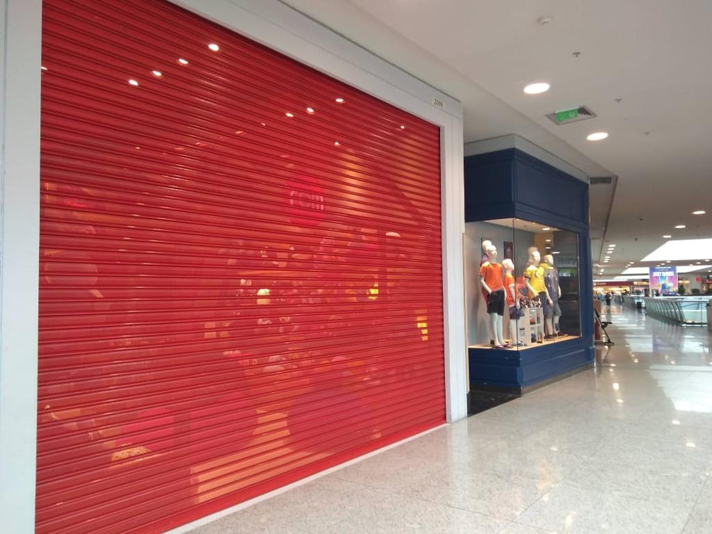 Porta de aço instalada em loja de alto padrão